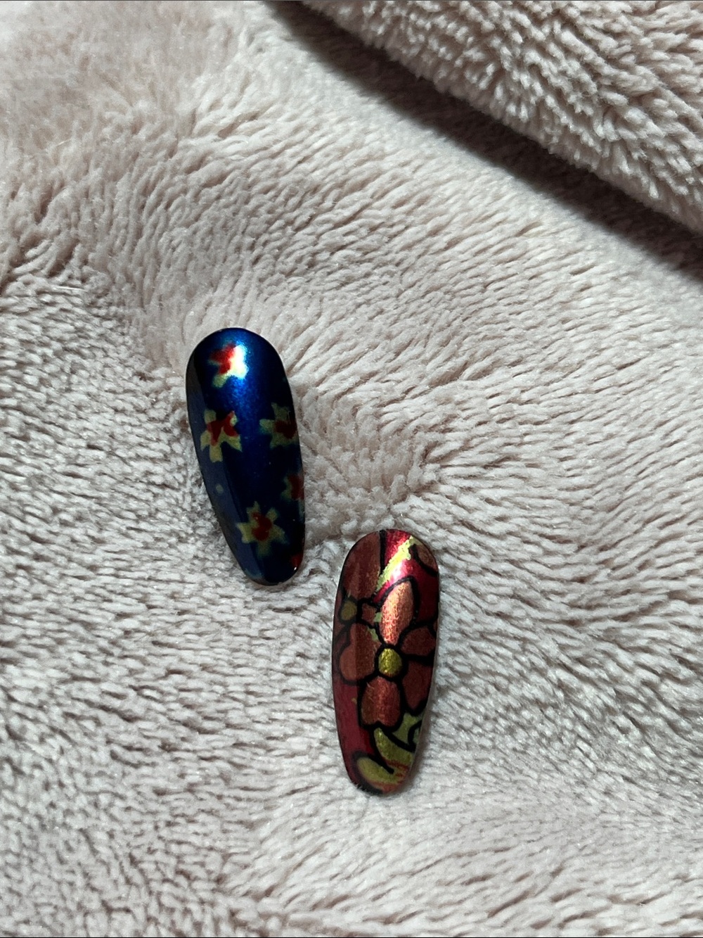Metal Floral Press-On Nails in Blue and Red